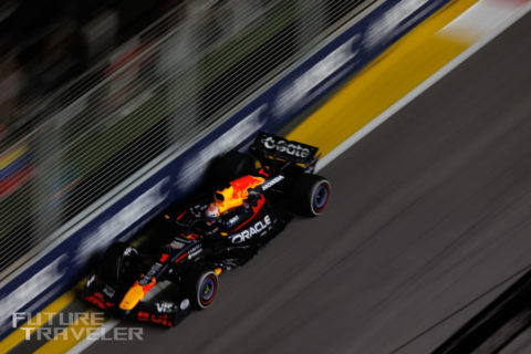 F1シンガポールGPの市街地コースを走行するマシンとナイトレースの雰囲気
