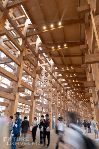 大阪・関西万博の会場内に設けられた大規模な木造構造物と来場者の様子