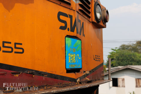 タイ国鉄の貨物線区間を走行する貸切列車。普段は旅客列車が走らない路線を走る貴重なツアーの様子